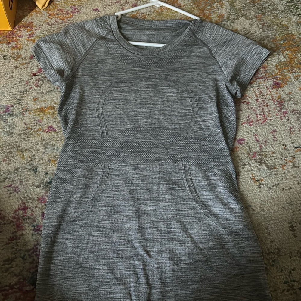 Lululemon grey swiftly tee. Size 6